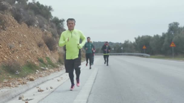 Tracking Shot Afghan Men Running Road Slow Motion — Vídeos de Stock