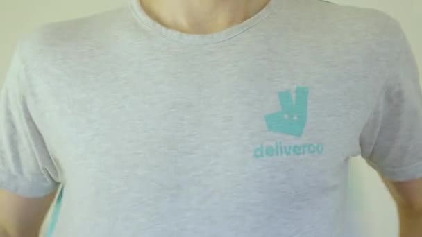 Food Delivery Boy Dress Deliveroo Shirt Ready Delivery Work Public — ストック動画
