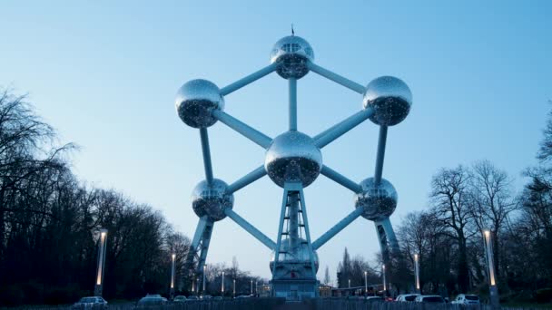 Het Atomium Gebouw Blauwe Luchten Weerspiegelen Populairste Toeristische Attractie Brussel — Stockvideo