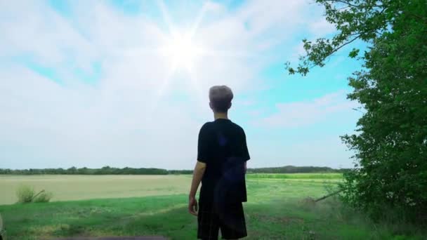 Hombre Parado Borde Del Cielo Entrando Luz Otra Vida Sol — Vídeo de stock