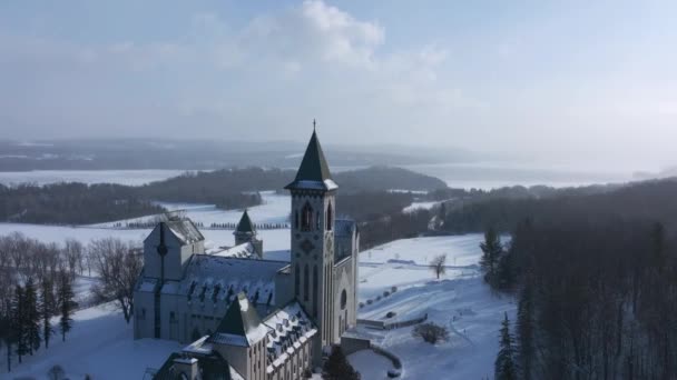 Vista Panorámica Abadía San Benito Con Suelo Cubierto Nieve Durante — Vídeo de stock