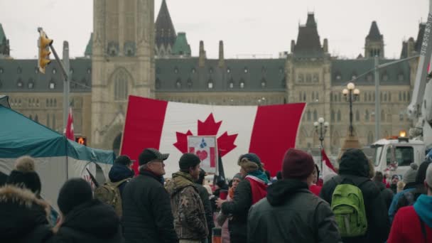 Freedom Convoy 2022 Ομάδα Διαδηλωτών Καναδική Σημαία Μπροστά Από Κτίριο — Αρχείο Βίντεο