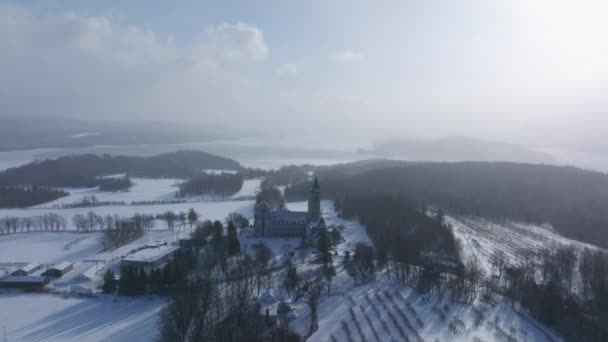 ケベック州の霧の冬の午後聖ベネディクト修道院を見下ろす — ストック動画