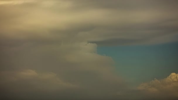 Kabarık Tüylü Beyaz Bulutların Mavi Gökyüzünde Zaman Diliminde Hareket Edişinin — Stok video