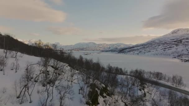 Сніговий Білий Зимовий Пейзаж Мальовнича Дорога Біля Замерзлого Озера Skogsfjordvatnet — стокове відео
