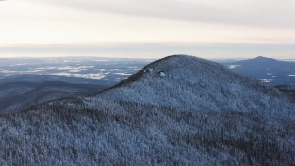 Panoramic View Snow Covered Mountain Peaks Eastern Townships Quebec Canada — Vídeos de Stock