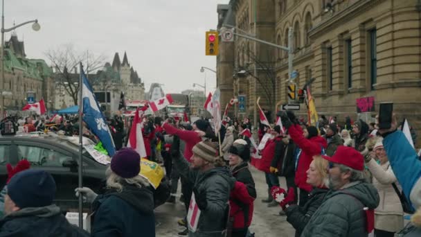 Hundreds Protesters Flags Placards Voice Opposition Covid Vaccine Mandates Canada — ストック動画