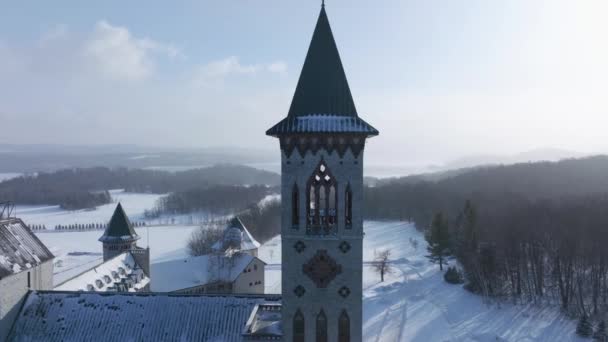 Zicht Benedictus Abdij Sneeuw Bedekt Dak Intricately Ontworpen Torens Winter — Stockvideo
