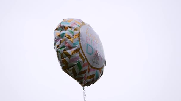 Flying Helium Balloon Wind Happy Birthday Gift — Vídeos de Stock