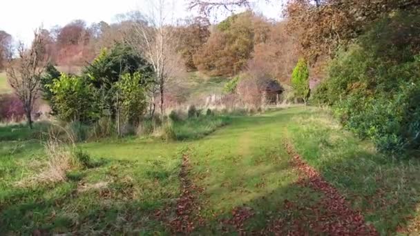 穿过一个苏格兰乡村的家花园 那里有湖水和山景 — 图库视频影像