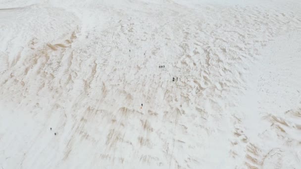冬季在睡熊沙丘国家湖滨玩耍的鸟瞰 — 图库视频影像