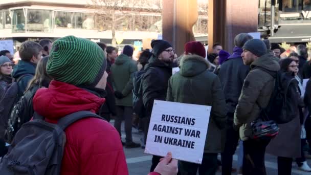 Man Met Russen Tegen Oorlog Oekraïne Teken Bij Protest Zweden — Stockvideo