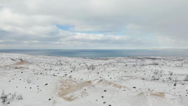 Drone Avslöjar Snötäckta Sanddyner Vid Sovande Björnsanddyner National Lakeshore — Stockvideo