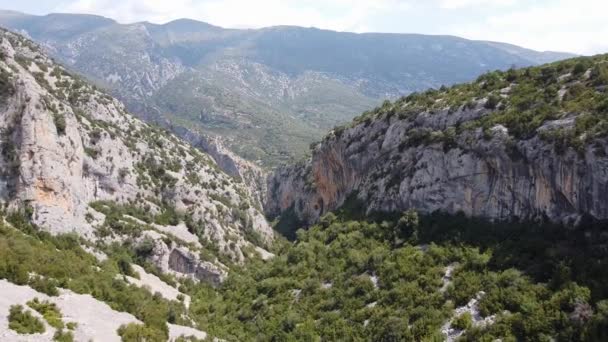 西班牙阿拉贡Huesca Bierge的Rodellar Limestone山和峡谷的空中无人机视图 这是一个很受欢迎的爬山和爬山区域 — 图库视频影像