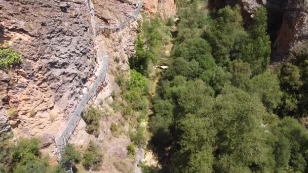 西班牙阿拉贡Huesca的Alquezar俯瞰着穿过峡谷的Pasarelas Del Vero步行桥 — 图库视频影像