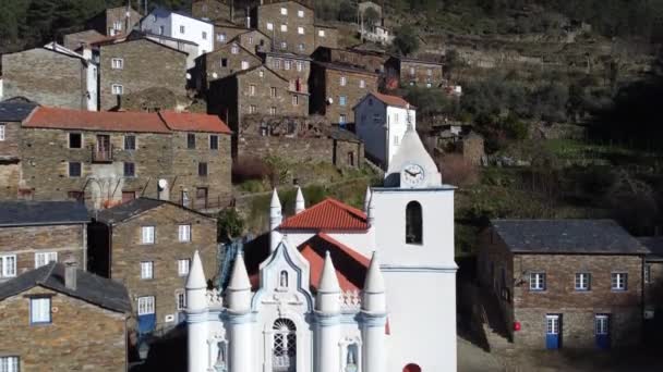 Красивая Деревня Пидо Португалии Домами Сланцевого Камня Церковь — стоковое видео