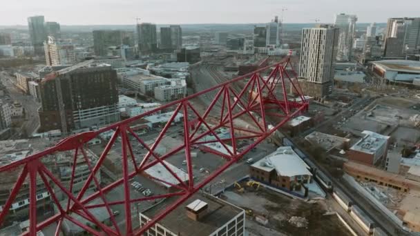 Close Aerial Flyover Construction Crane Downtown Nashville — ストック動画