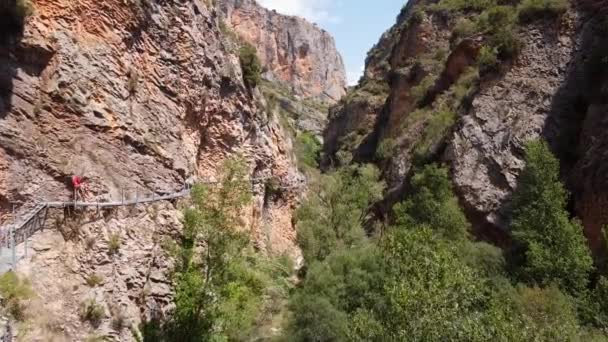 Alquezar Huesca Aragon Spain Tourists Hiking Pasarelas Del Vero Walking — ストック動画