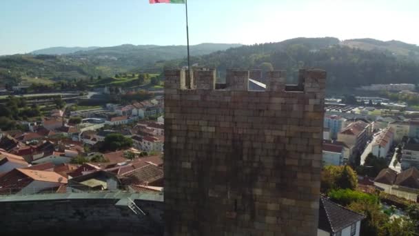 Burgturm Mit Der Flagge Portugals — Stockvideo