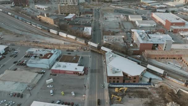 Aerial Slow Pan Train Bridge Downtown Nashville — Vídeos de Stock