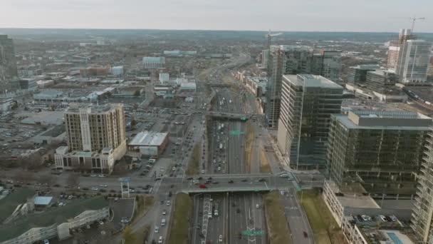 Slow Aerial Push Highway Downtown Nashville — Vídeos de Stock