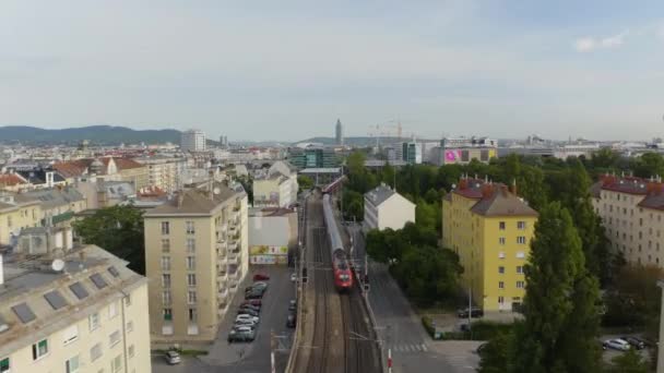 Flygfoto Över Tunnelbanetåg Wien Österrike Sommardagen — Stockvideo