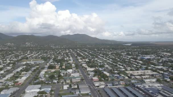 Flygfoto Över Hus Gator Och Trafik Berserker Förorten Rockhampton Region — Stockvideo