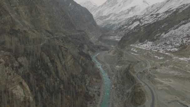 Flygfoto Över Turkost Färgflodvatten Hunza Valley Dolly Tillbaka Luta Sig — Stockvideo
