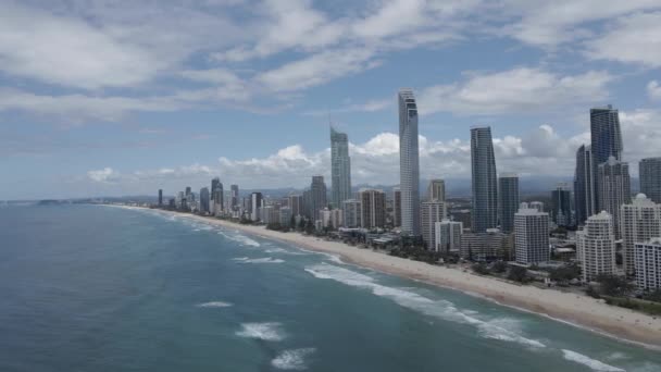 澳大利亚昆士兰州黄金海岸冲浪者天堂的海滩 高层宾馆和摩天大楼 — 图库视频影像