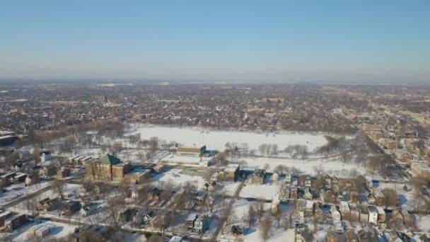 在寒冷的冬日 无人机飞离芝加哥奥格登公园 — 图库视频影像