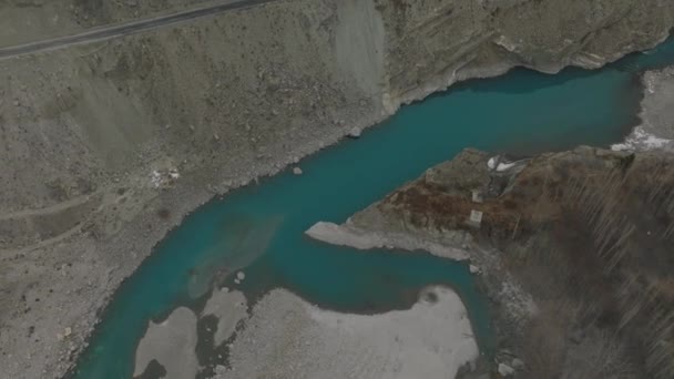 Flyg Över Lugna Turkosa Floden Vatten Hunza Valley Bredvid Road — Stockvideo
