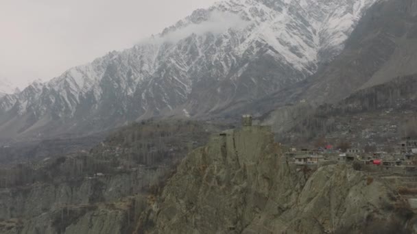 Aerial Dolly Zoom View Altit Fort Atop Hillside Hunza Valley — Stockvideo