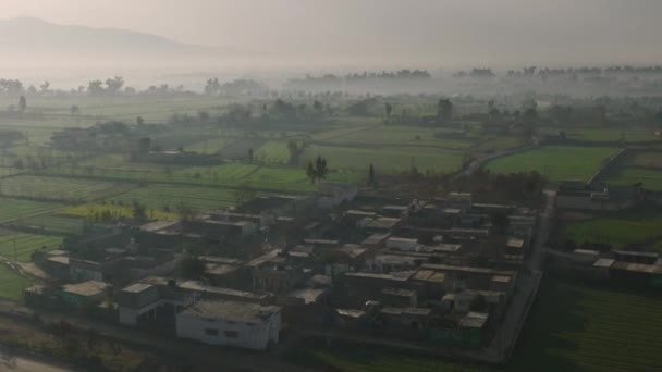 哈扎拉高速公路穿越阿伯塔巴德的乡村迷雾景观中的空中景观 — 图库视频影像