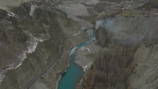 Aerial Turquoise Colour River Hunza Valley Smoke Seen Rising Bridge — Videoclip de stoc