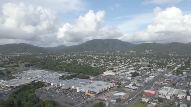 在澳大利亚Qld的公园大道购物商场 背景是阿切尔山和国家公园 — 图库视频影像