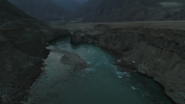 Aerial Flying Back Turquoise Colour River Water Hunza Valley Dark — Stok Video