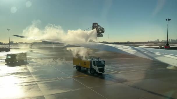 Fluidos Hielo Rociados Ala Avión Para Eliminar Las Heladas Nieve — Vídeo de stock