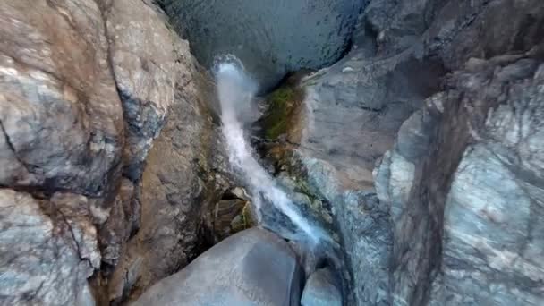 塔顶伊顿峡谷瀑布 无人驾驶飞机上升运动揭示水流下落基悬崖瀑布与游客 — 图库视频影像