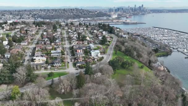 位于华盛顿州西雅图的Puget Sound拍摄的关于东南马格诺利亚 Interbay Carlton Park Briarcliff Smith Cove 沿海住宅区的4K无人驾驶飞机轨道照片 — 图库视频影像
