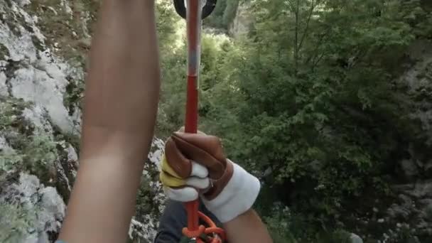 Point View Man Slacklining Mountain Going Trees Adrenaline Sport Sliding — Stock video