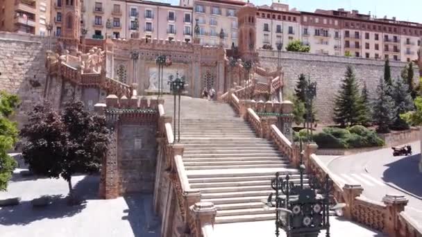 西班牙阿拉贡Teruel Mudejar建筑风格楼梯和喷泉的空中无人机视图 — 图库视频影像