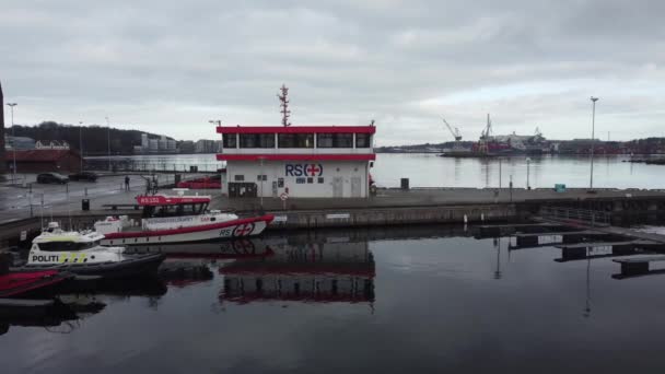 Bouw Van Het Reddingsbedrijf Redningsselskapet Stavanger Noorwegen Luchtvaart Nadert Gebouw — Stockvideo