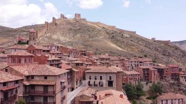 西班牙阿拉贡Teruel的Albarracin 设有防御城墙的古城空中无人机视图 从上空飞过 — 图库视频影像