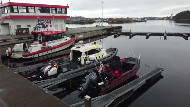 挪威斯塔万格靠岸的警艇和救援队船 在平静的阴天缓慢前进低空飞行 — 图库视频影像