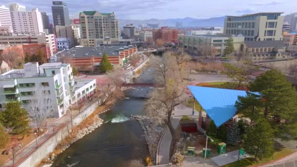 Aerial Trucking Right Truckee River Downtown Reno Nevada — Stockvideo