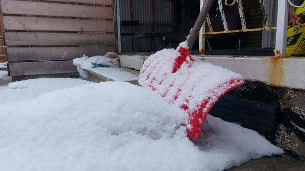 柔和的雪花飘落 犹如红色的铁锹被厚厚的雪覆盖 — 图库视频影像