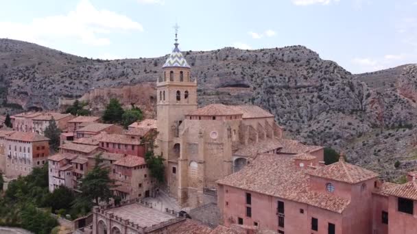 西班牙阿拉贡Teruel的Albarracin 大教堂塔的空中无人机视图 从上空飞过 — 图库视频影像