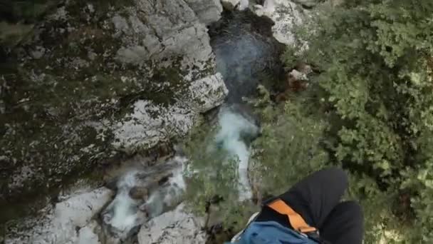 Man Slacklining Canyon Sunny Day Point View Looking River Zip — Stockvideo