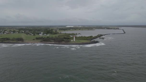 Ocean Waves Hit Shoreline Burnett Heads Majakka Bundabergin Alueella Qld — kuvapankkivideo