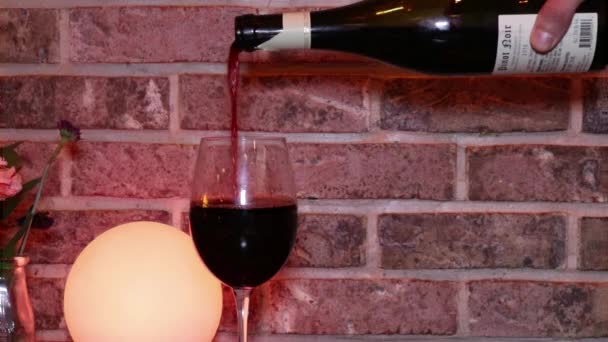 Vin Rouge Versé Dans Verre Boucle Cinématographique — Video